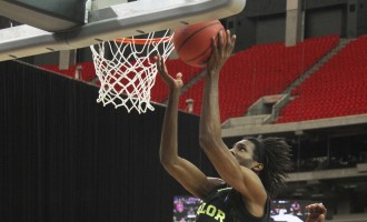 Seniors earn 100 wins, bid farewell to Bears