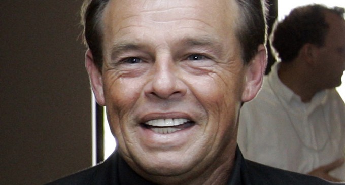 Country singer in bus accident