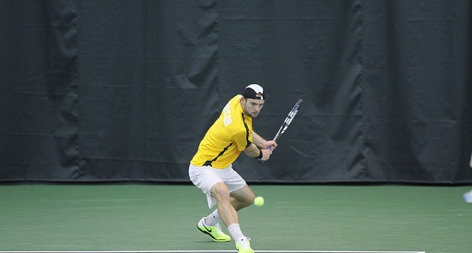 Men’s tennis sweeps weekend matches