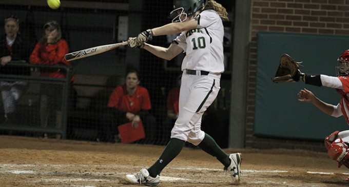Softball takes down Mavs