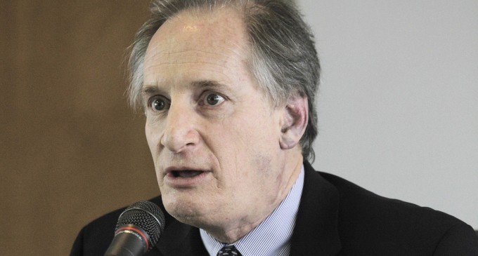 Lecture dissects problems with failing public education system