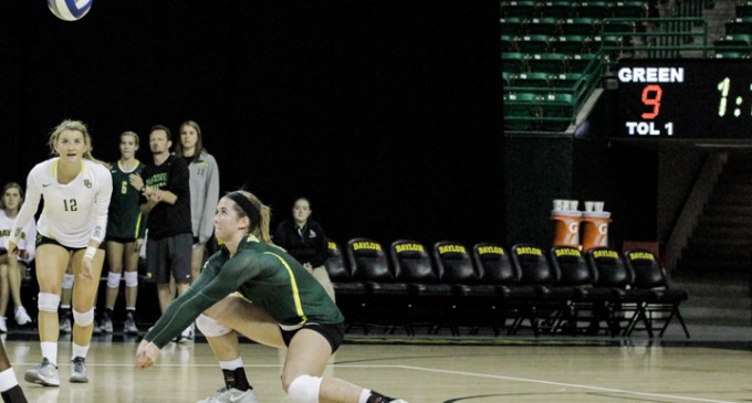Volleyball completes green vs. gold scrimmage to open 2014 season