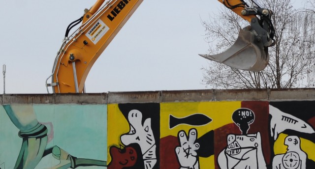 Part of Berlin Wall removed in pre-dawn operation