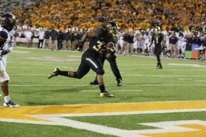 Running Back Shock Linwood runs in the ball for a Baylor touchdown VS. West Virgina. Robby Hirst | Lariat Photographer