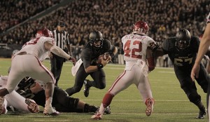 Junior quarterback Bryce Petty rushes the ball against Oklahoma on Nov. 7 in Baylor’s 41-12 win. The Bears are ranked No. 5 in the BCS Standings and are heading to Arlington for a showdown with Texas Tech in AT&T Stadium. Travis Taylor | Lariat Photo Editor