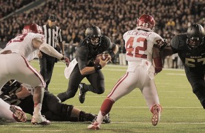 Junior quarterback Bryce Petty rushes the ball up the middle on Nov. 8 against Oklahoma. Travis Taylor | Lariat Photo Editor