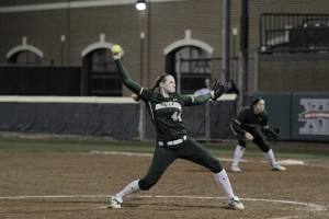 Senior right-handed pitcher Liz Paul releases a pitch in Baylor’s 10-1 victory over Louisiana Tech at Getterman Stadium on March 6. Softball is 29-7 overall and 3-1 in Big 12 Conference play. 