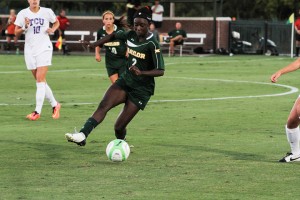 Freshman midfielder Precious Akanyirige dribbles the ball on Oct.3 in Waco. The Bears drew TCU 1-1 but will look to rebound this weekend. Skye Duncan | Lariat Photographer