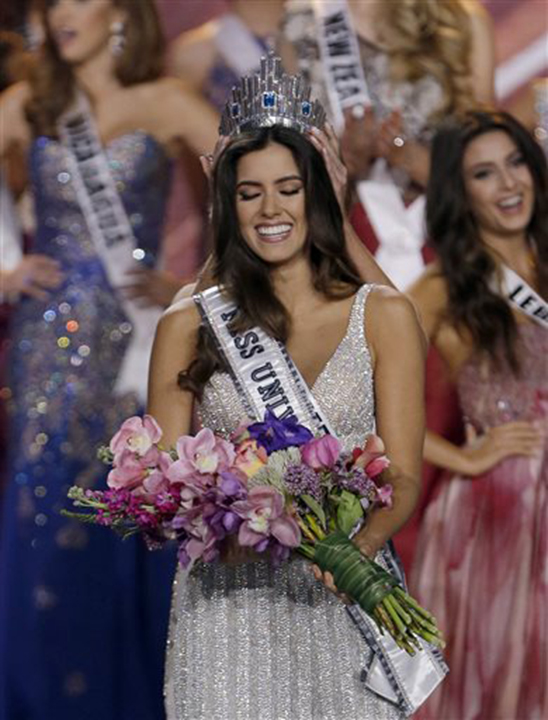 Miss Colombia Paulina Vega smiles as the the crown is placed on her head as she becomes Miss Universe during the Miss Universe pageant in Miami, Sunday, Jan. 25, 2015. (AP Photo/Wilfredo Lee)
