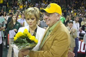 President and Chancellor Ken Starr gives the Women's basketball coach Kim Mulkey one dozen yellow roses to celebrate the Lady Bears' win against TCU and fifth Big XII Title in a row. Jess Schurz | Lariat Photographer