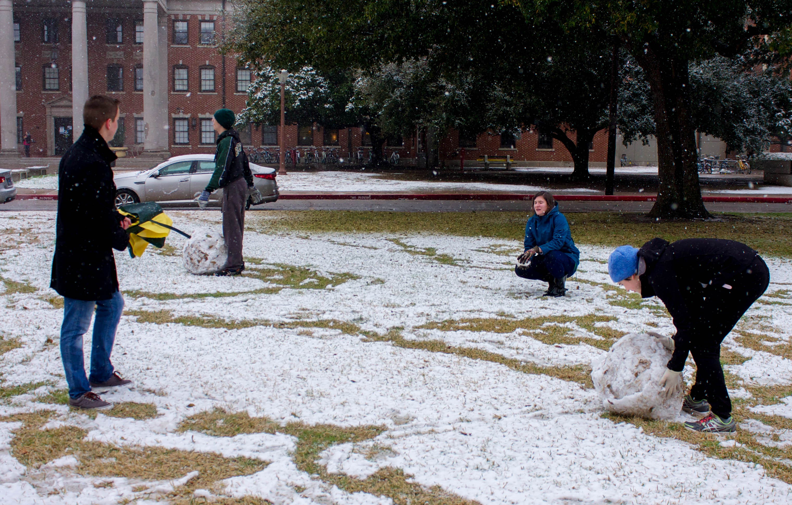 Baylor students enjoy the snow by building a snowman on Feb. 25 outside Memorial Residence Hall.  Maleesa Johnson | Copy Desk Chief