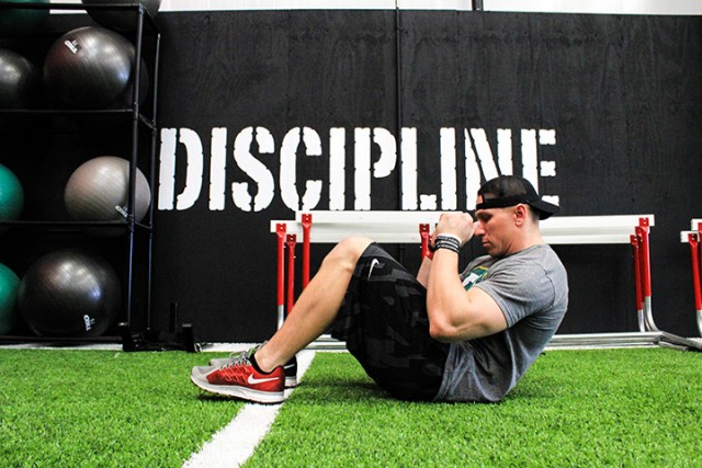 Former Baylor linebacker Eddie Lackey performs crunches at the new D! Sports training facility in Waco.  Cody Soto | Sports Writer