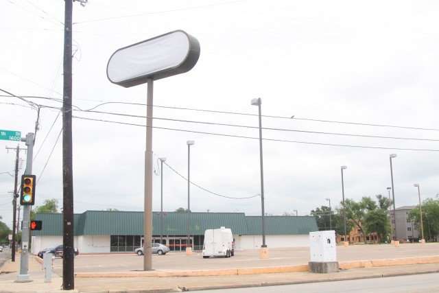 The HEB on Twelfth Street and Speight Avenue, which has been closed since summer of 2013, is being turned into a $40,000 student apartment building.   Hannah Haseloff | Lariat Photographer