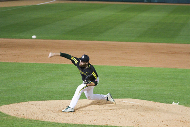 Baseball outlasts Dallas Baptist in midweek game