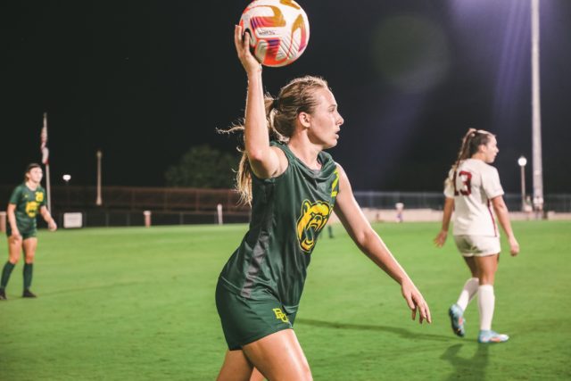 Junior midfielder Sarah Hornyak looks over her options before a throw-in from the sideline in Baylor soccer's 2-0 loss to the University of Oklahoma on Friday, Sept. 23, 2022 at Betty Lou Mays Field. Assoah Ndomo | Photographer