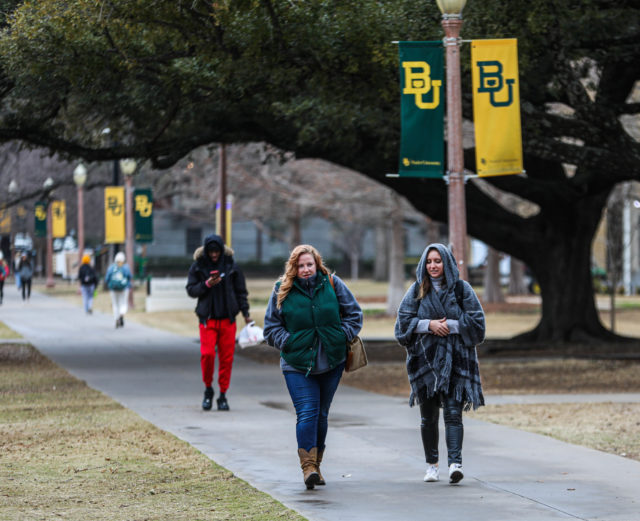 Students find any way bundle up on Fountain Mall as the weather drops throughout the day on Monday. Kenneth Prabhakar | Photo Editor