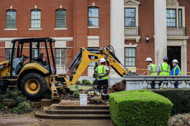 Construction workers attempt to fix the pipe situation in front of Pat Neff Hall. Kenneth Prabhakar | Photo Editor
