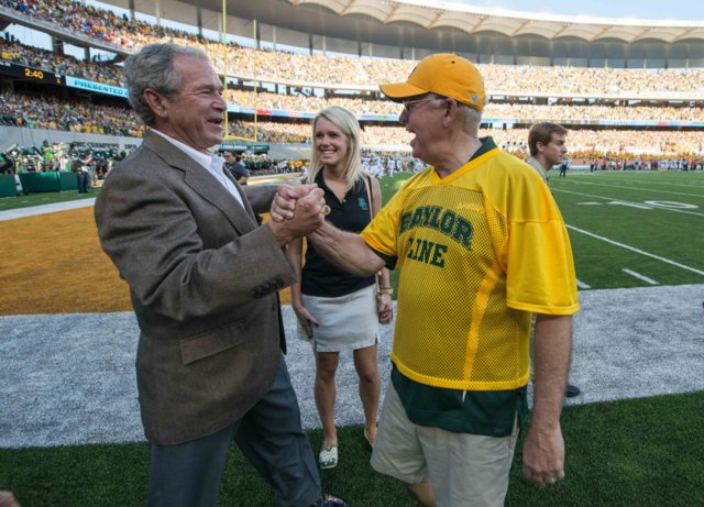 Former President Ken Starr was often spotted in his Baylor Line jersey, as he ran the line with freshmen on many occasions. Photo courtesy of Rebecca Malzhun Mellos.