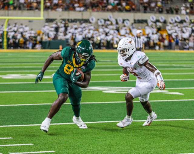 Sophomore tight end Kelsey Johnson (87) tries to beat a Longhorn defender one-on-one during Baylor football's conference opener against No. 3 Texas on Saturday at McLane Stadium. Kenneth Prabhakar | Photo Editor