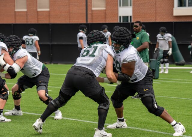 Redshirt senior Sidney Fugar and redshirt sophomore Cayden Tone go head-to-head in an offensive line drill during Baylor football’s spring practice at the Baylor Football Practice Field on Thursday afternoon. Mary Thurmond | Photo Editor