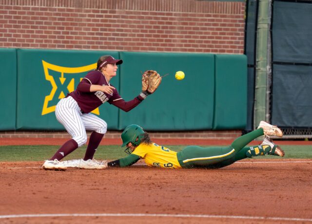 Freshman third baseman Faith Piper beats the throw to third during Baylor softball’s 6-0 win over Texas State on Tuesday night at Getterman Stadium. Mary Thurmond | Photo Editor.