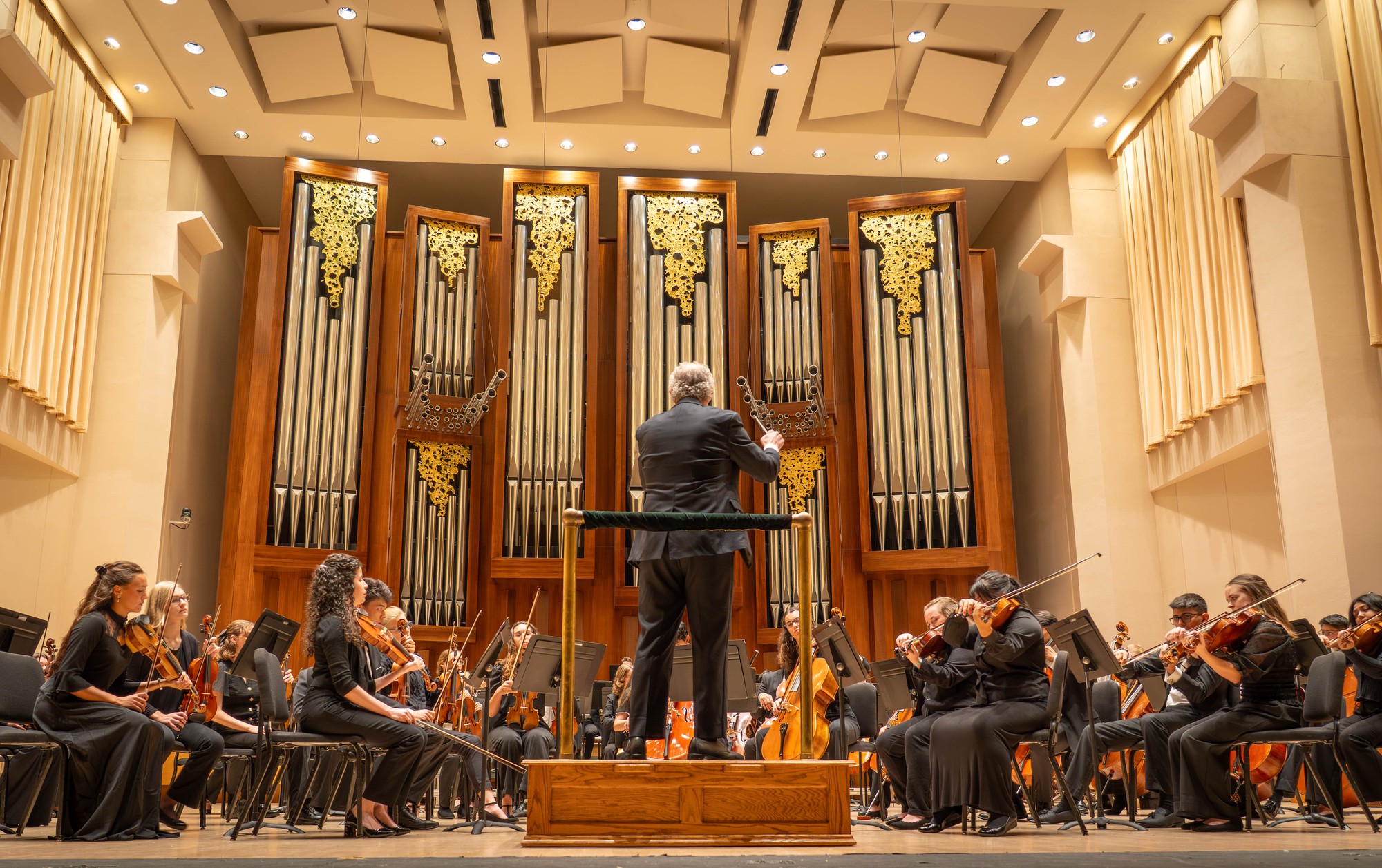 New conductor Jeffrey Grogan leads Baylor Symphony Orchestra