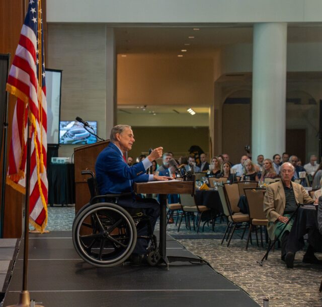 Abbott shares legislative wins in Baylor Club visit