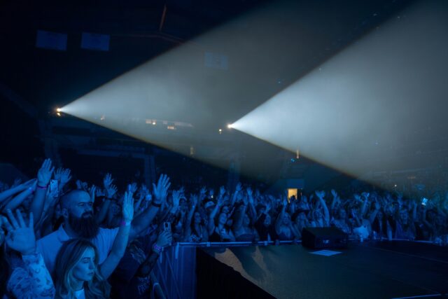 Fans pack the Paul and Alejandra Foster Pavilion as country music artist Tucker Wetmore takes the stage. Mary Thurmond | Photo Editor