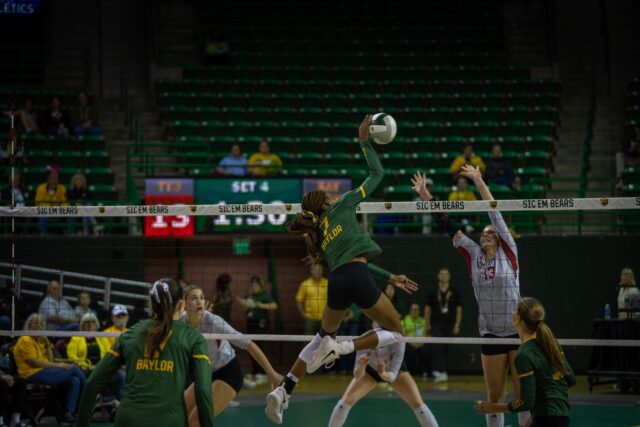 Junior middle blocker Victoria Davis