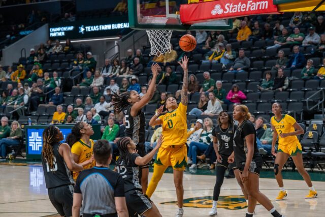 Redshirt sophmore Taliah Scott makes a layup