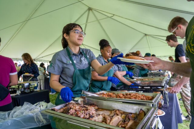 Representatives from Baylor Eats provided festival-style food to students, including brisket, pulled pork, and macaroni and cheese. Sam Gassaway | Photo Editor