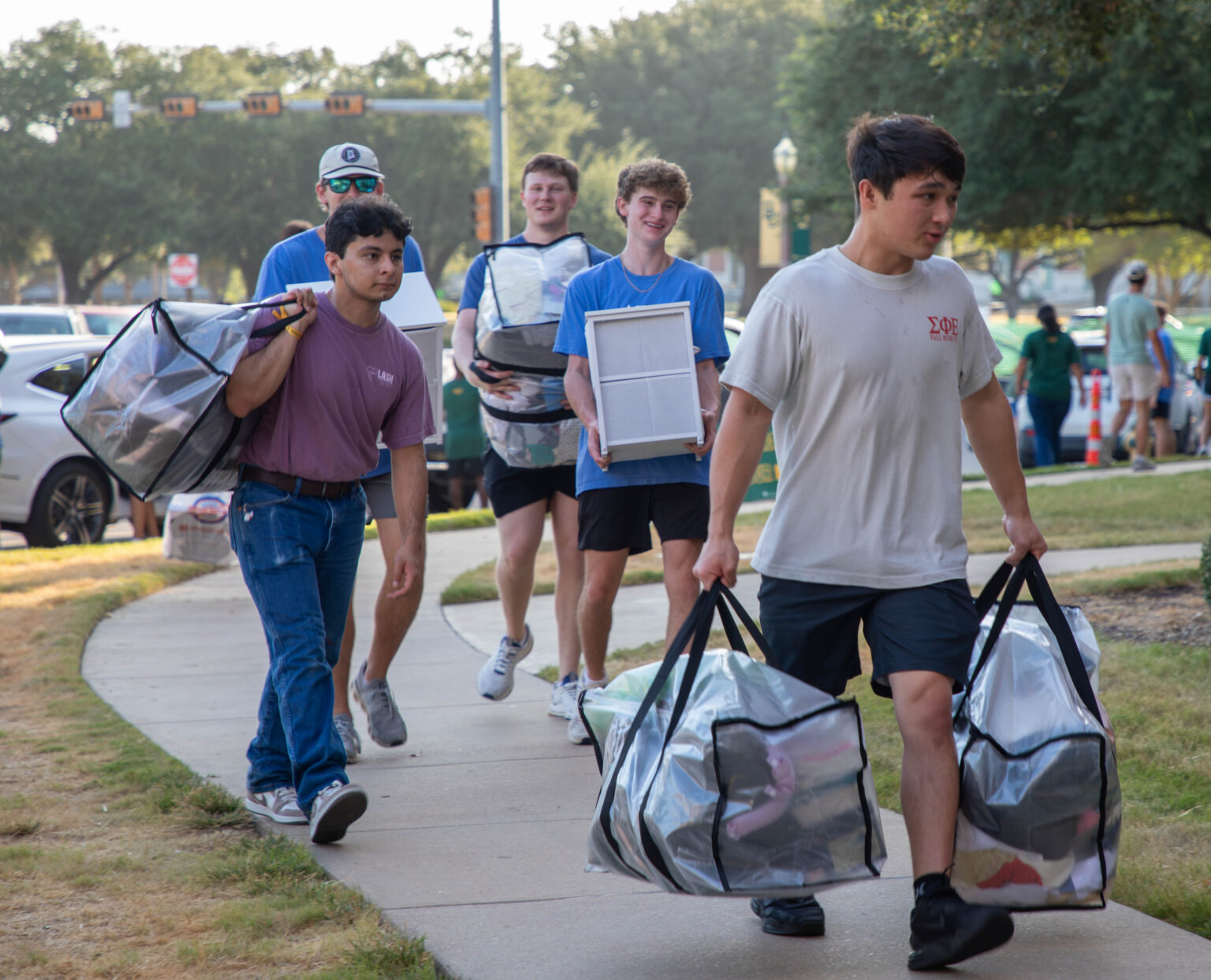 Baylor volunteers help carry bags and furniture into Texana House on Thursday morning for Move2BU. Lily Lemaire | Photo Intern
