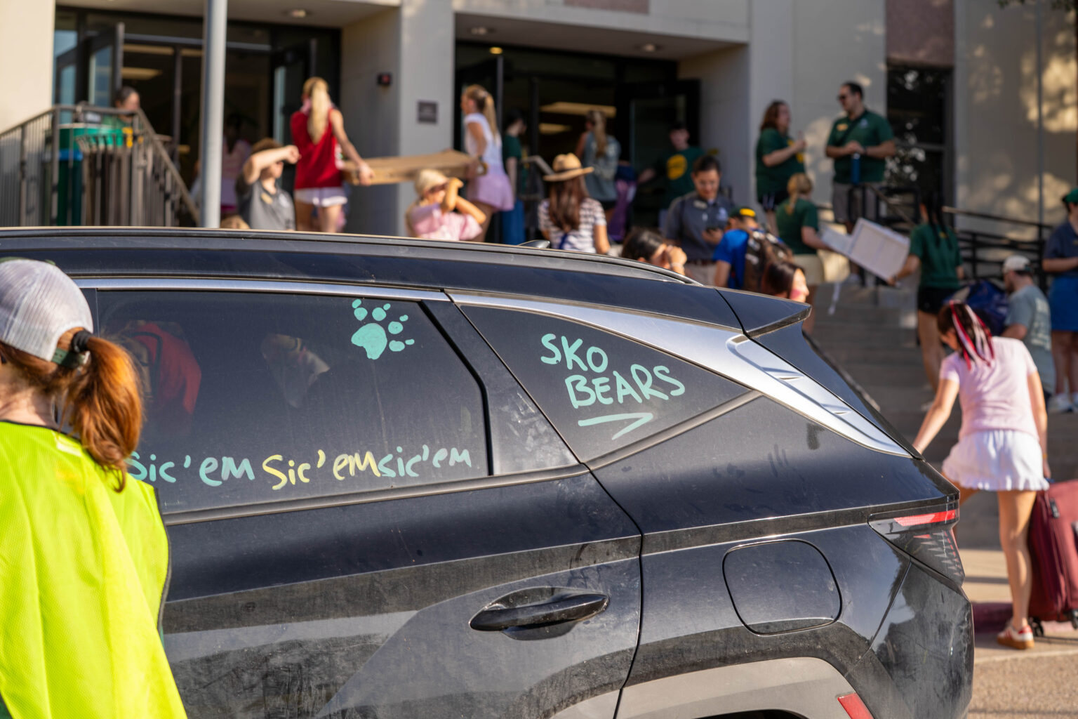 A new student’s car bears the mantra of Baylor University at Move2BU on Thursday morning. Caleb Garcia | Photo Editor