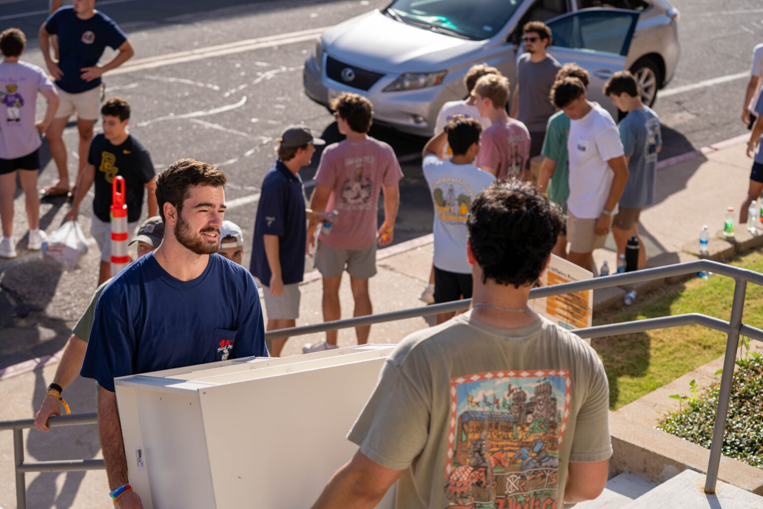 Brothers of Phi Kappa Chi carry luggage into Martin Hall on Thursday morning for Move2BU. Caleb Garcia | Photo Editor
