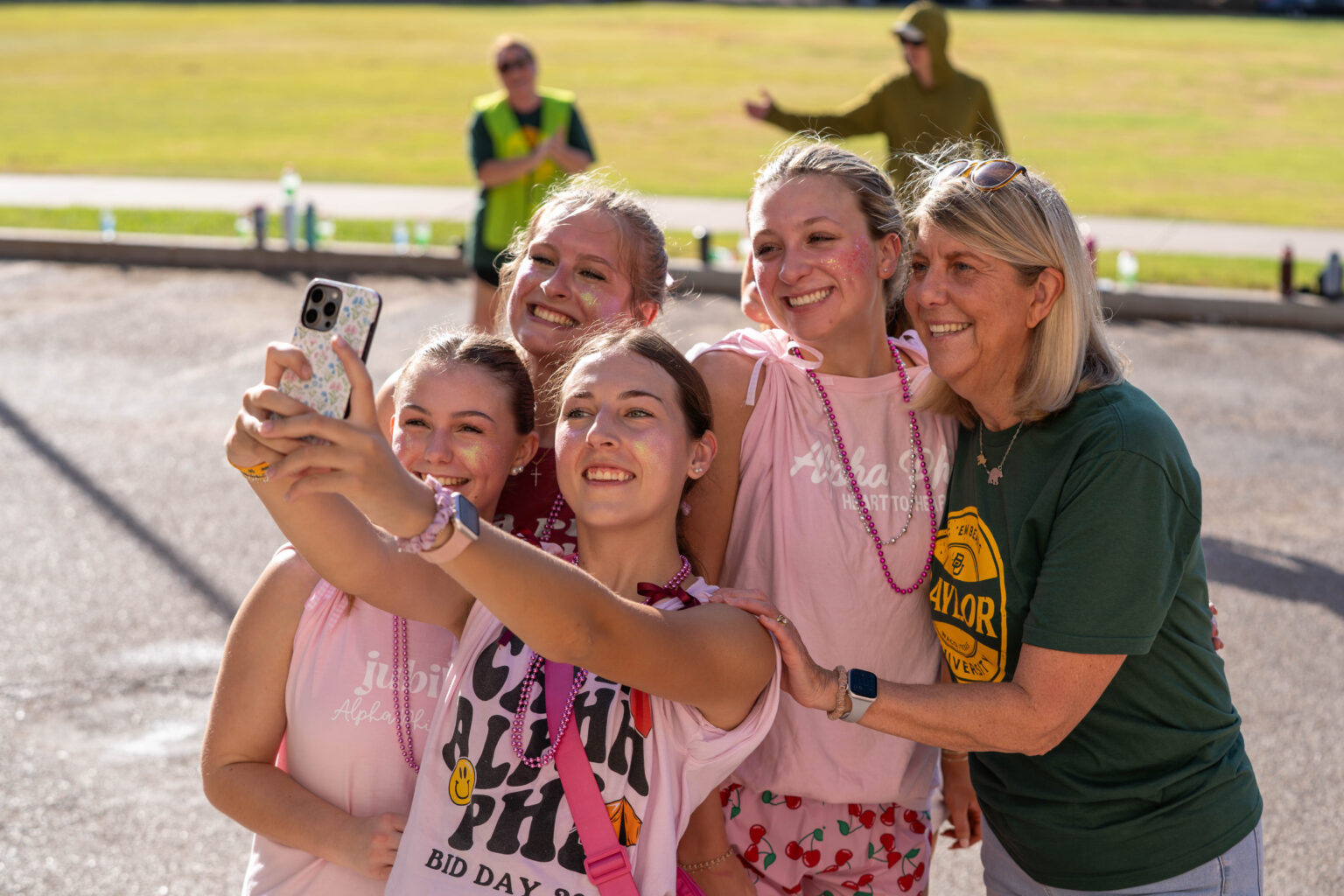 President Linda Livingstone poses for a photo with the girls of Alpha Phi at South Russell Hall for Move2BU on Thursday morning. Caleb Garcia | Photo Editor