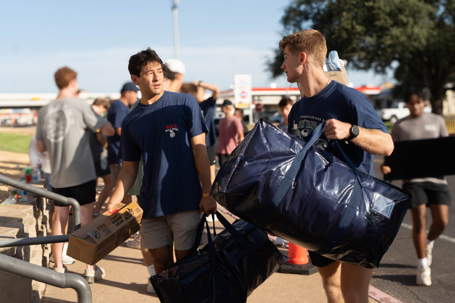 Members of Phi Kappa Chi carry luggage into Martin Hall for Move2BU on Thursday morning. Vanessa Adams | Photographer
