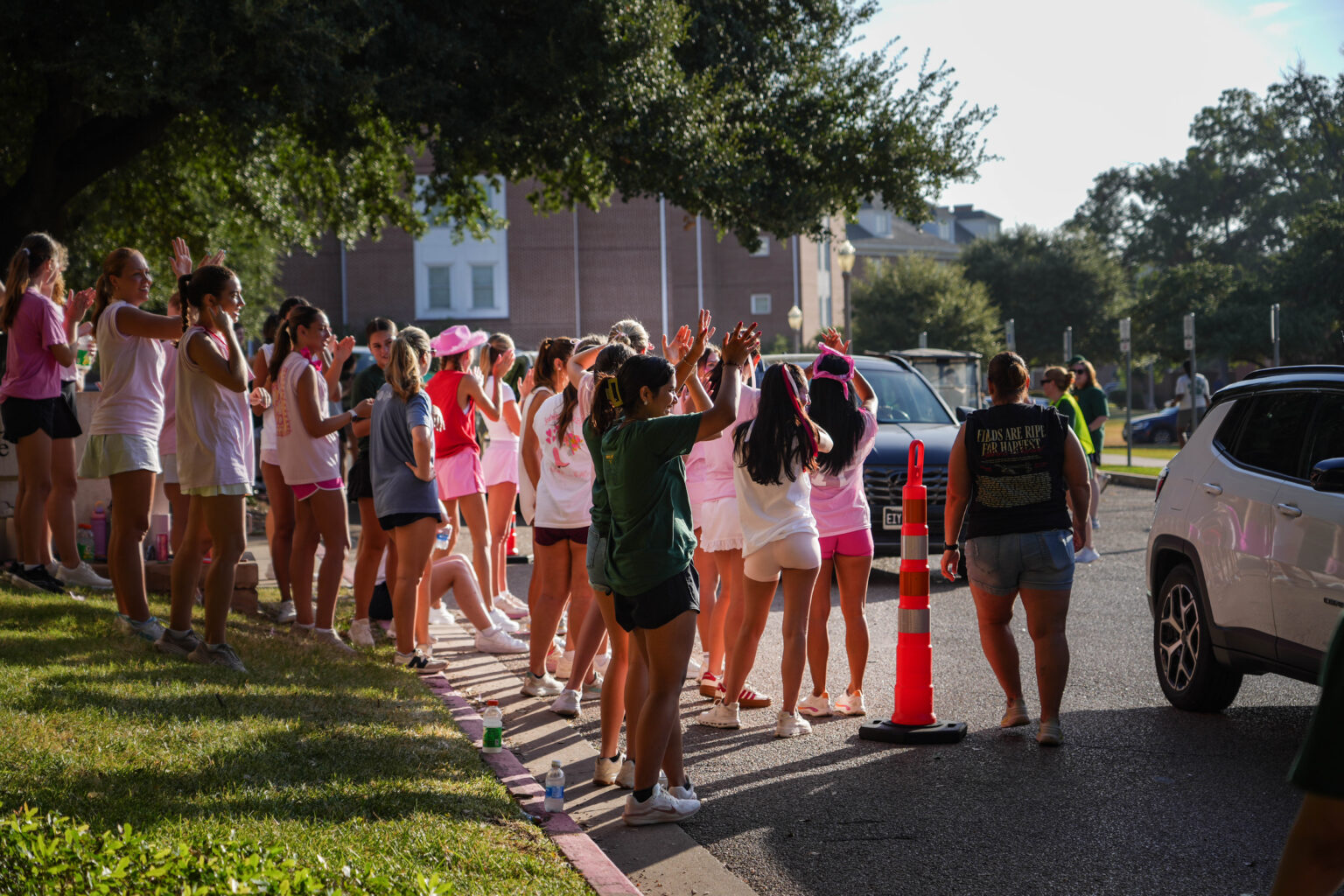 Alpha Phi welcomes new Baylor students at South Russell Hall during Move2BU on Thursday morning. Mady Mijares | Photographer