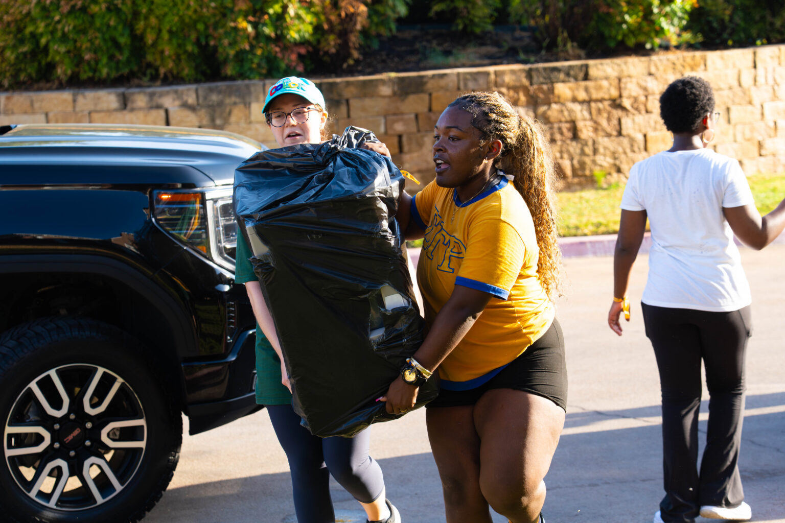 A member of Sigma Gamma Rho helps move a student’s bag in on Thursday morning for Move2BU. Layla Bazan | Photographer