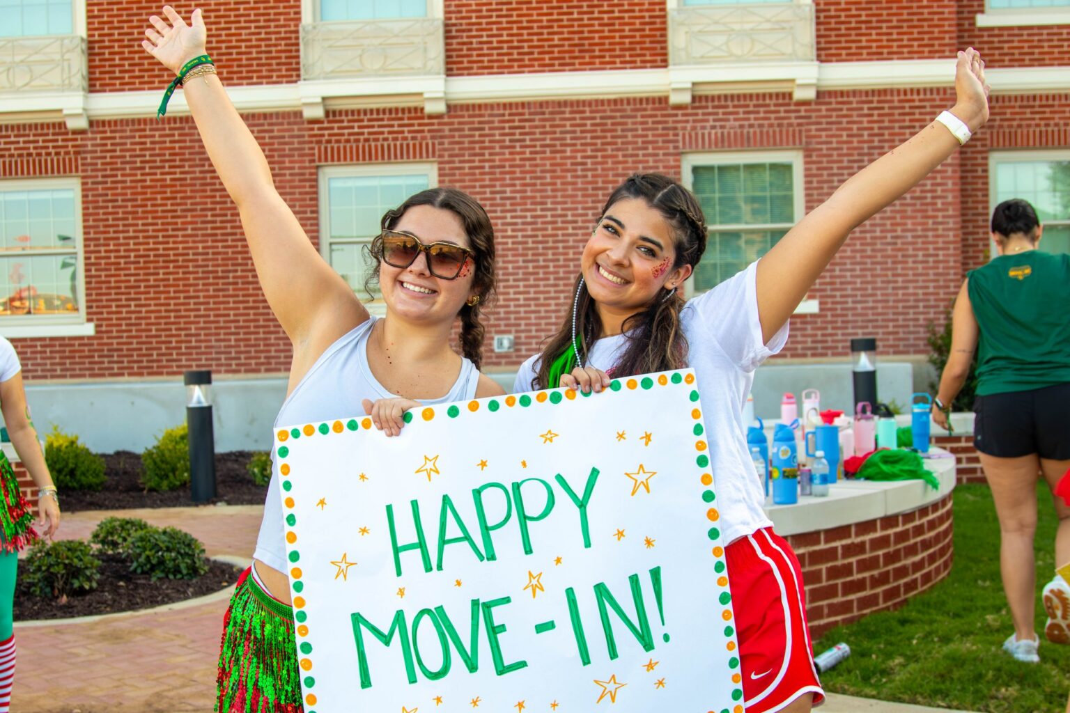 San Antonio senior Regan Holloway and San Antonio sophomore Amarie Lopez welcome new students to Kokernot Hall Thursday for Move2BU. Mim Robbins | Photographer