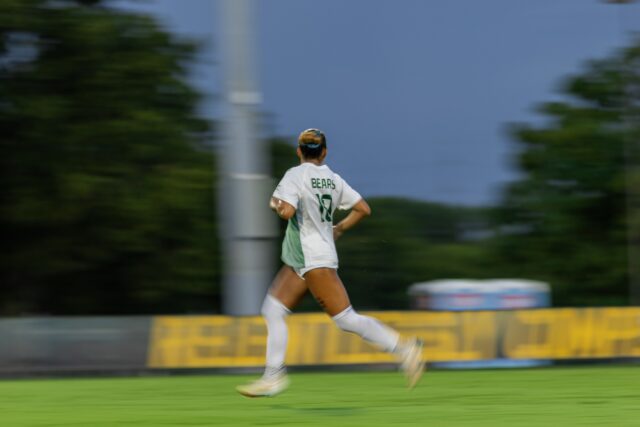 #10 MF Aryana Jimison speeds down the midfield, helping carry Baylor to a victorious 1-0 win. Walter Guerrero | Photographer