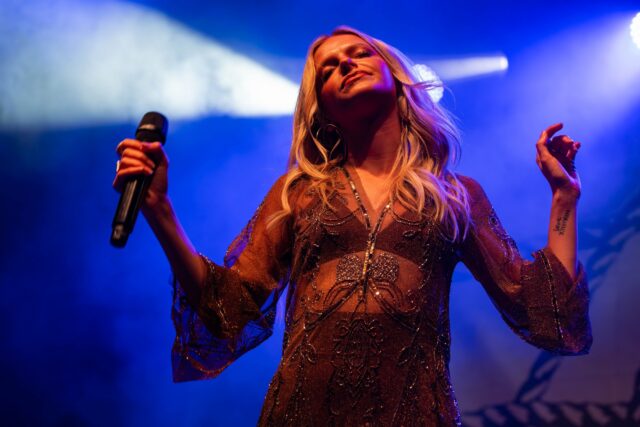 ‘Pearl Handled Pistol’ Carter Faith pumps up Howdy crowd with country